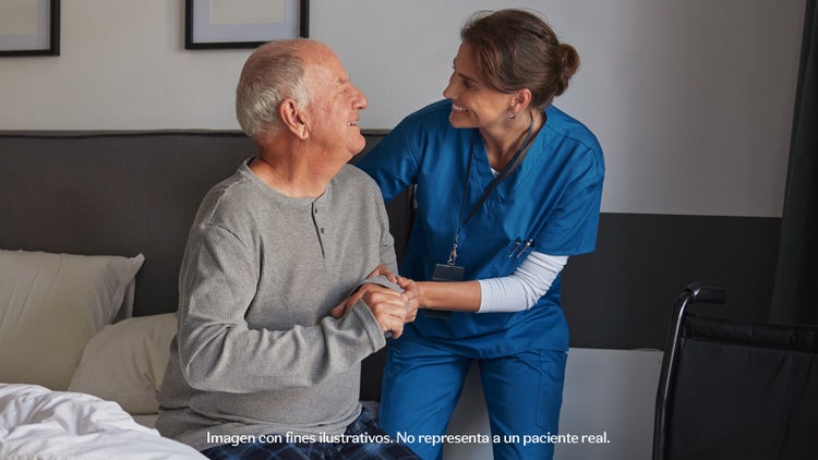Enfermera acompaña a paciente adulto mayor