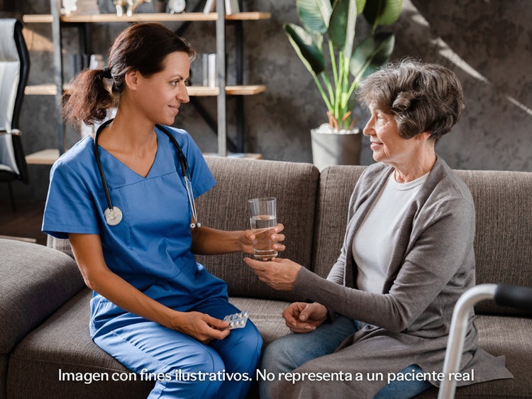 Enfermera apoya a paciente en casa